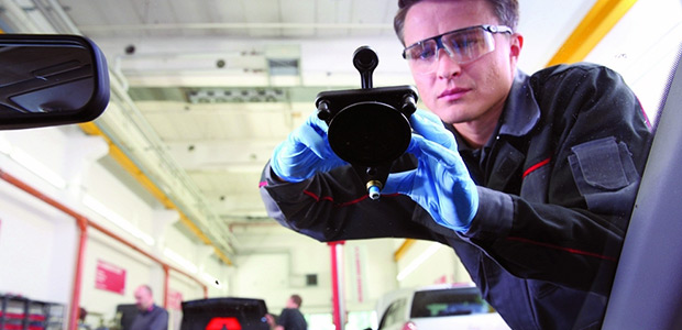 Für eine Autoglas-Reparatur benötigt man Spezialwerkzeug und eine entsprechende Ausbildung Autoglas-Reparatur