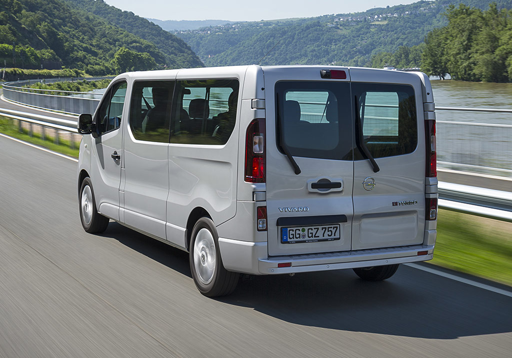Opel Vivaro, seitliches Heck, Fahrtaufnahme