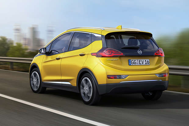 Rückansicht des Opel Ampera-e im vergelich zur Konkurrenz