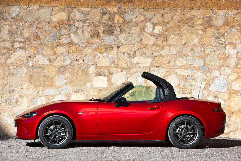 Mazda MX-5, Seitenansicht, Verdeck schliessend, 2015, Foto: Mazda