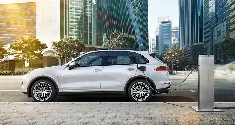 Porsche Cayenne S E-Hybrid an der Ladestation, 2014, Foto: Porsche