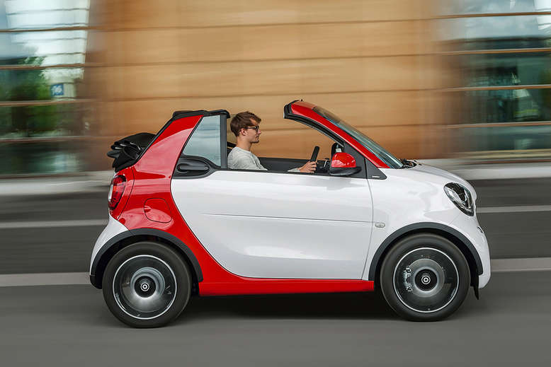 Smart Fortwo Cabrio, Seitenansicht mit geöffnetem Verdeck, 2015, Foto: Smart