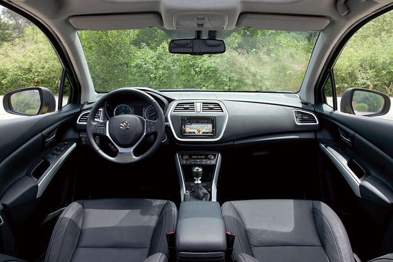 Suzuki SX4 S-Cross, Innenansicht, Cockpit, 2014, Foto: Suzuki