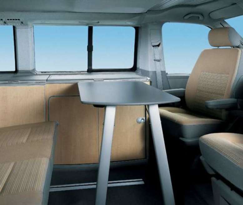 VW California, Innenraum mit Tisch, 2006, Foto: Volkswagen