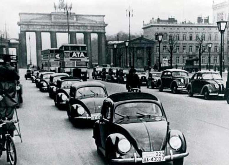 VW Käfer, am Brandenburger Tor, Foto: Volkswagen