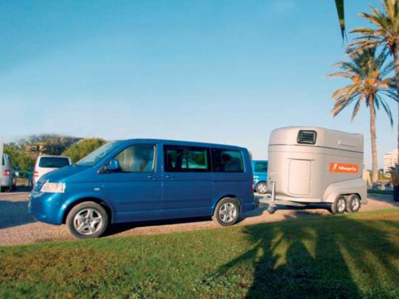 VW Multivan, Seitenansicht mit Anhänger, 2007, Foto: Volkswagen