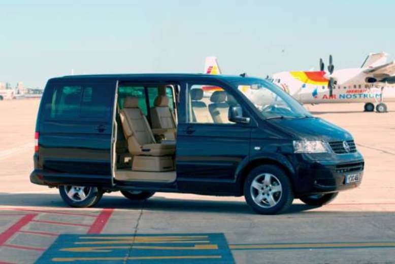 VW Multivan, geöffnete Seitentür, 2007, Foto: Volkswagen