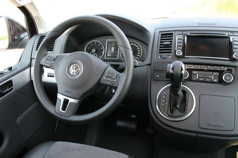 VW Multivan, Innenraum / Cokpit, 2011, Foto: Auto-Medienportal.Net 