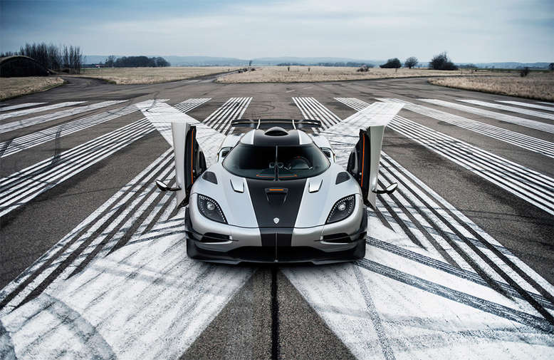 Koenigsegg One:1, Frontansicht, V-Türen geöffnet, 2014, Foto: Koenigsegg