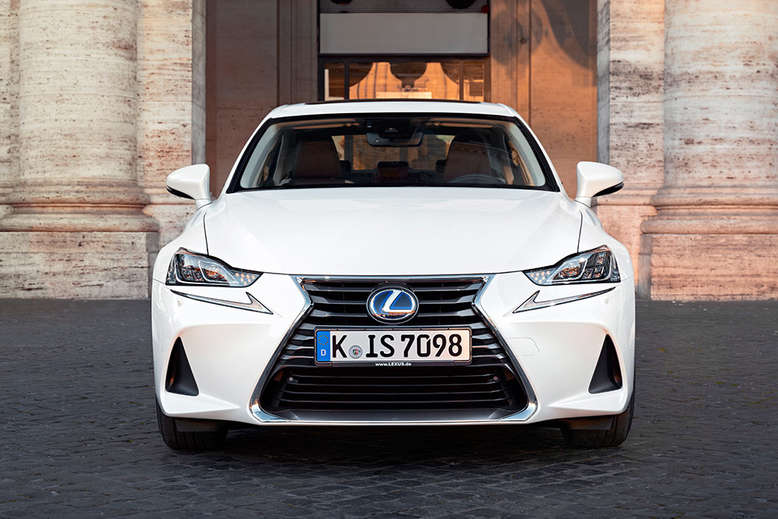 Lexus IS 300h, Front