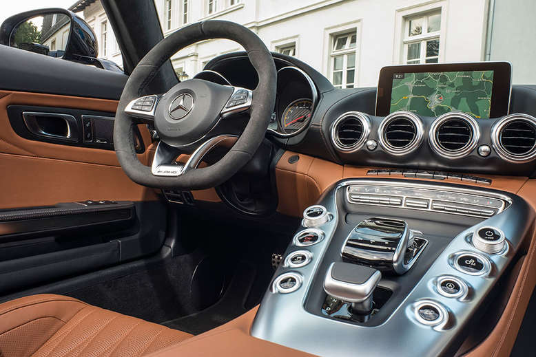 Mercedes-Benz AMG GT Roadster, Cockpit