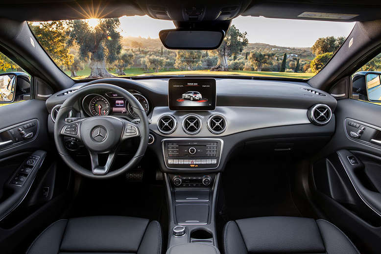 Mercedes-Benz GLA, Cockpit