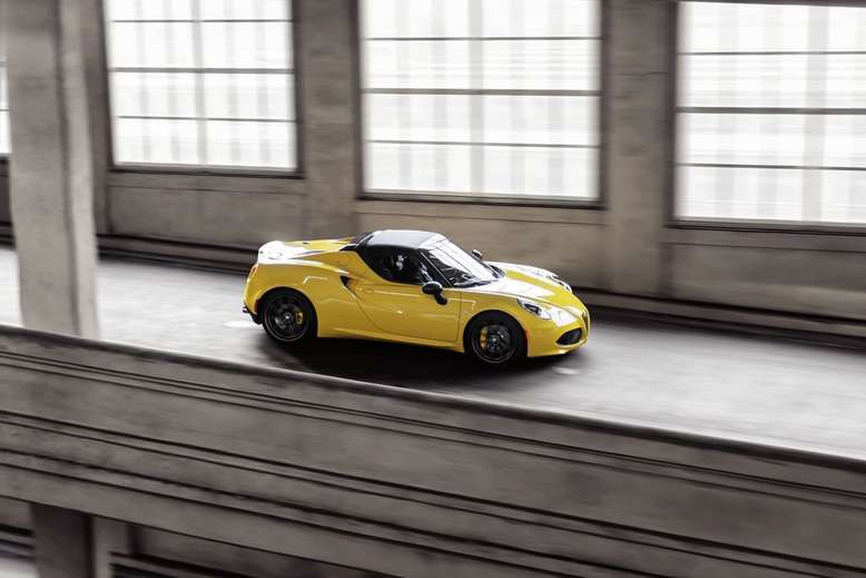 Alfa Romeo 4C Spider mit geschlossenem Stoffverdeck, 2015, Foto: Alfa Romeo