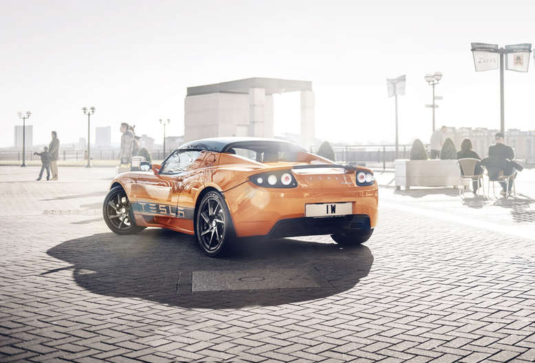 Tesla Roadster, Magma Orange, Verdeck geschlossen, Heckansicht, 2012, Foto: Tesla Motors