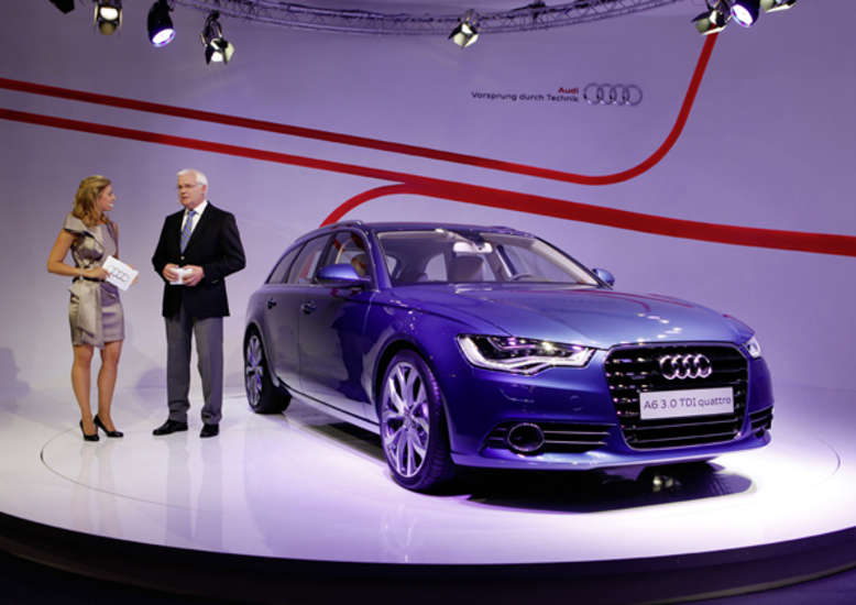 Audi A6 Avant mit Moderatorin und Michael Dick, Vorstand Technische Entwicklung, 2011, Foto: Audi