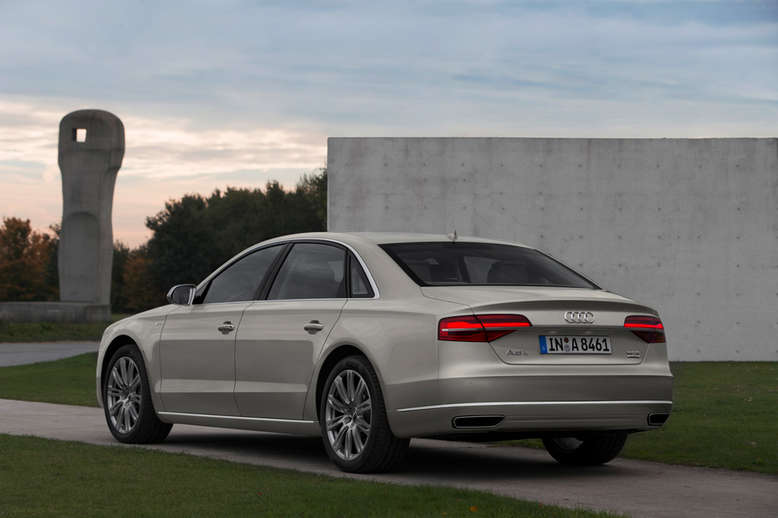 Audi A8 Quattro, Cuvéesilber, Heckansicht, 2013, Foto: Audi