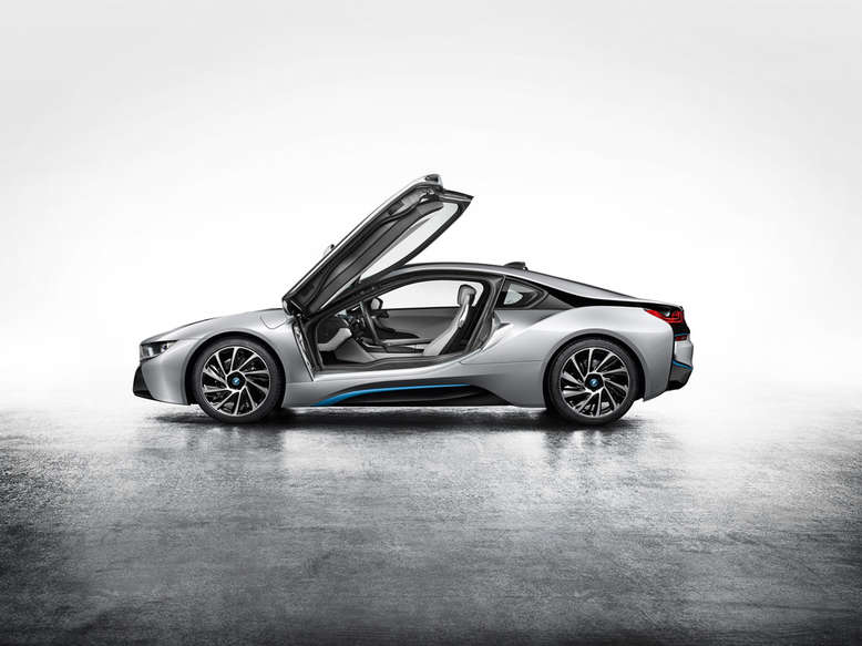 BMW i8, Polarsilber, Seitenansicht, Türen geöffnet, 2013, Foto: BMW