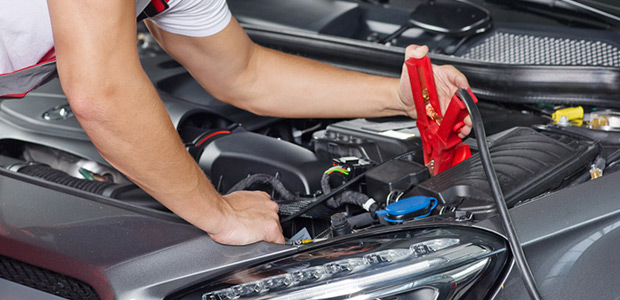 Auto überbrücken: Richtig Starthilfe geben - AUTO BILD