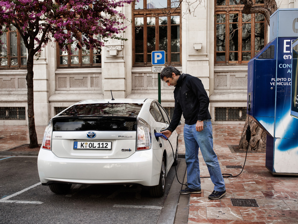 Energieeffizienz und CO2-Ausstoß werden beim Neuwagenkauf immer wichtiger Toyota Prius Plug-in