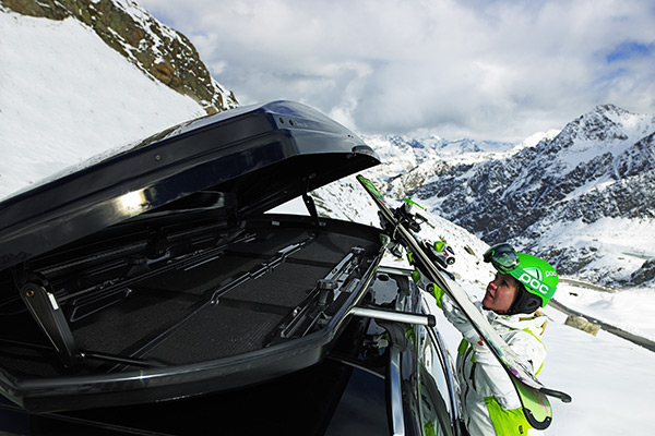 Eine Dachbox bietet vor allem bei der Fahrt in den Urlaub flexiblen Stauraum