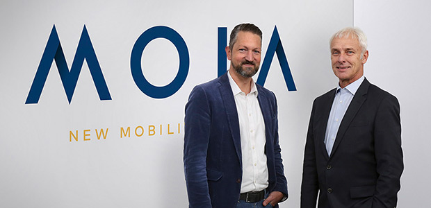 Matthias Müller, Vorstandsvorsitzender des Volkswagen Konzerns (rechts) und Ole Harms, CEO von MOIA