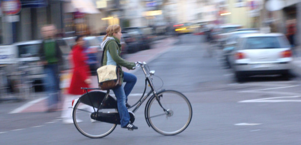 Radfahrerin im Straßenverkehr