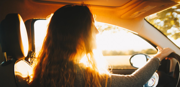 Schwitzende Autofahrerin in der Sommerhitze