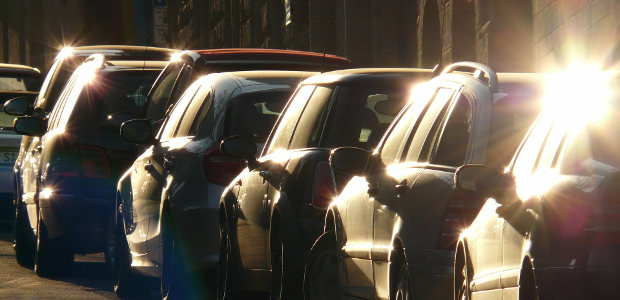 Parkende Autos in der Sommerhitze