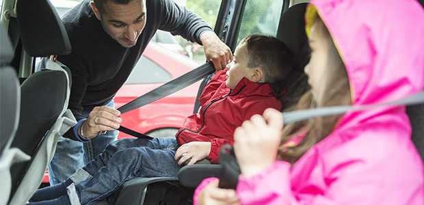 Kinder sicher im Auto anschnallen