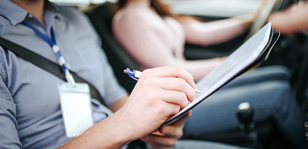 Fahrprüfer nimmt Führerscheinprüfung ab