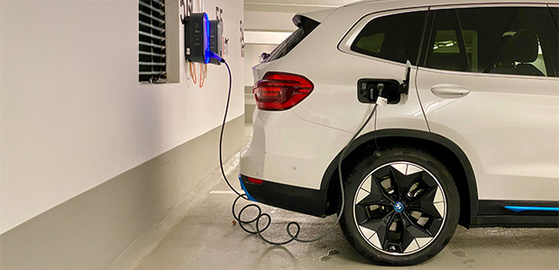 Ein Elektroauto, das an eine Ladestation angeschlossen ist