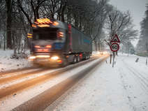 Gefahr im Winter: Lkw-Dachlawinen nicht unterschätzen