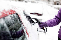 Autoscheiben von Eis und Schnee befreien