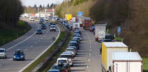 Stau auf der Autobahn: Rettungsgasse ist Pflicht